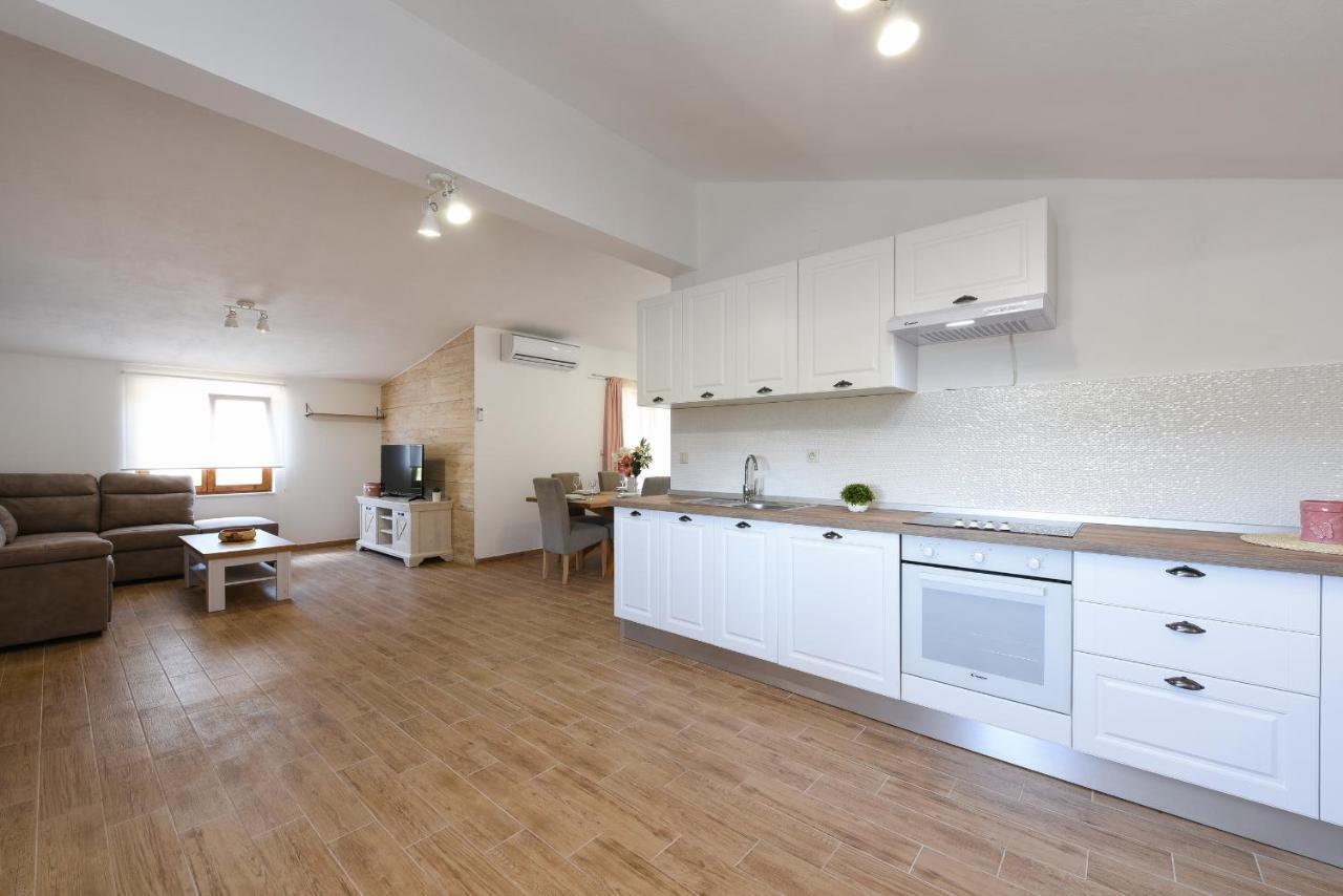 Apartman Magas With Private Pool Vinjerac Esterno foto