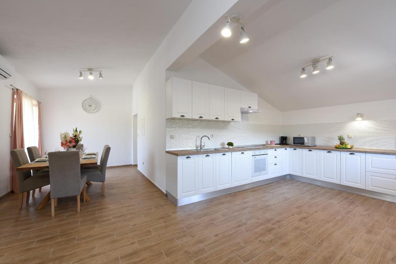 Apartman Magas With Private Pool Vinjerac Esterno foto